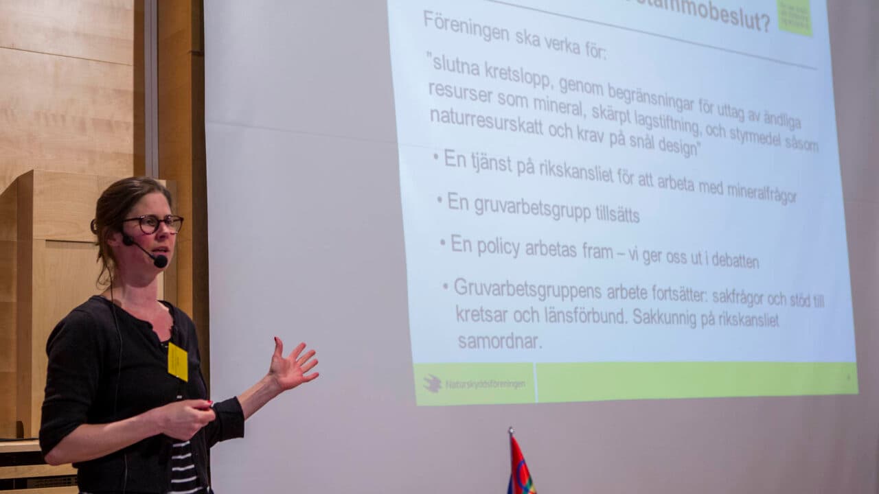 Johanna Sandahl föreläser om Naturskyddsföreningens policy i gruvfrågan.