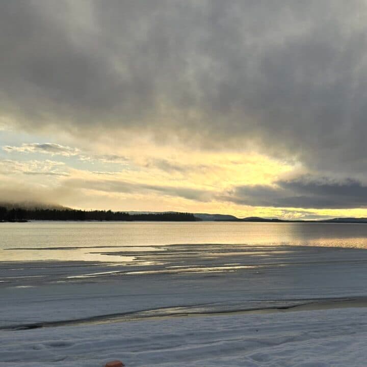 Molntäcket sprack upp och kvällen bjöd på sprakande skådelspel.
