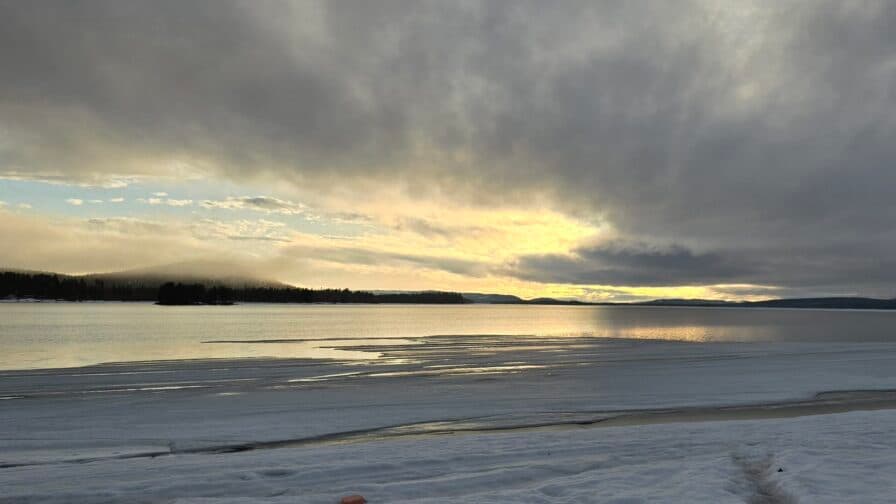 Molntäcket sprack upp och kvällen bjöd på sprakande skådelspel.