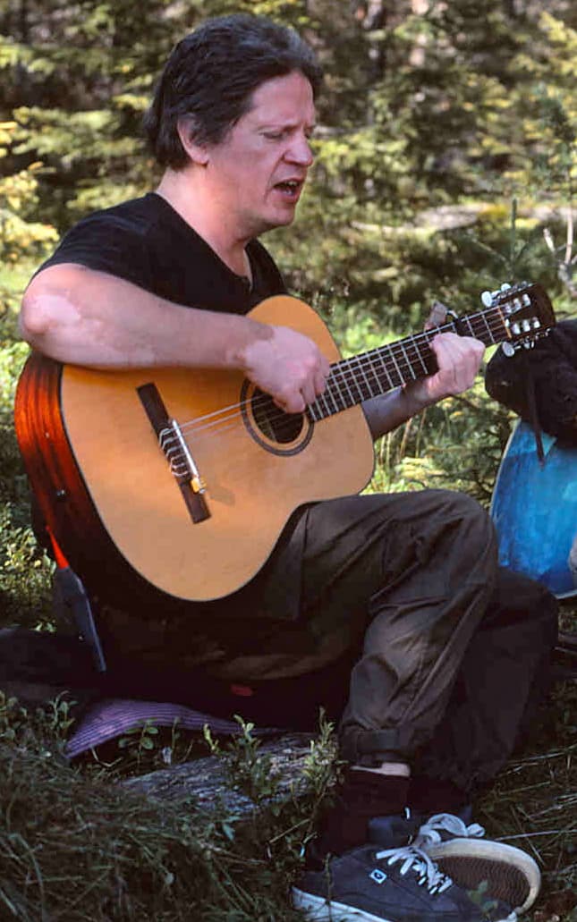 Kent spelar gitarr i Persbacka under slåttern