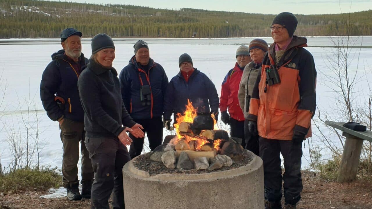 Ett glatt gäng värmde sig vid elden vid Notudden.