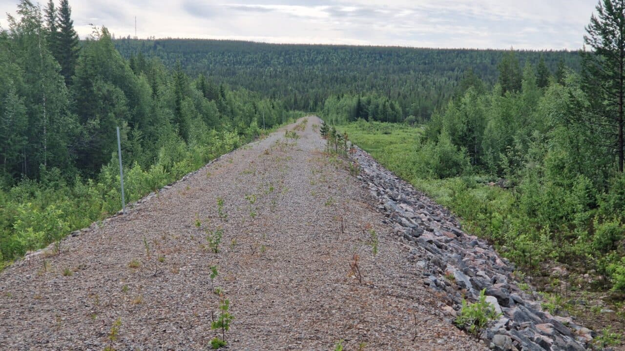 Enligt bolagets planer skulle en lastbil passera ut från området här var fjärde minut. I bakgrunden ...