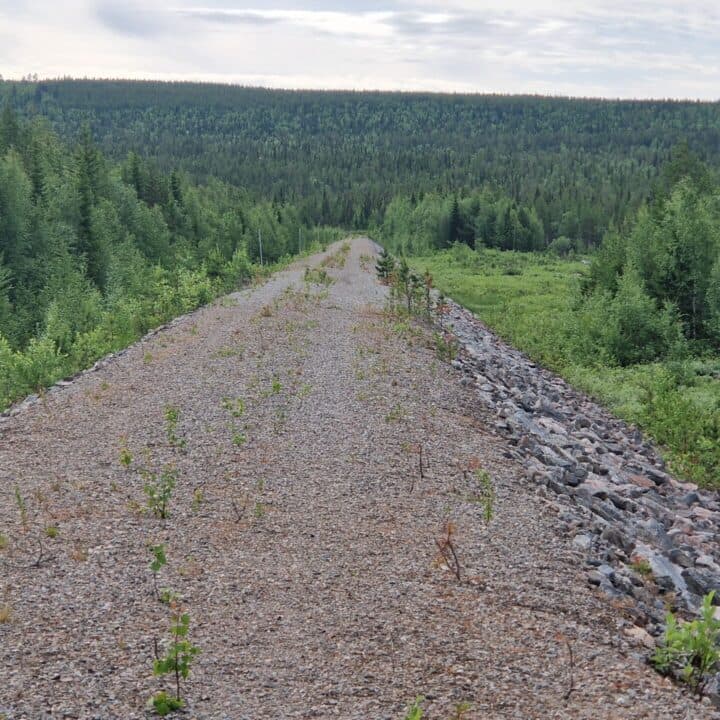 Enligt bolagets planer skulle en lastbil passera ut från området här var fjärde minut. I bakgrunden ...