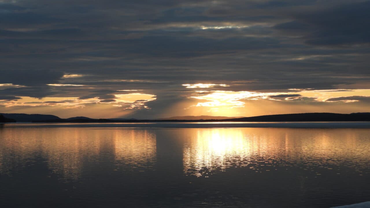 Solens strålar bröt igenom molntäcket när vi avslutade kvällen vid Fjällglimten vid en sprakande ...