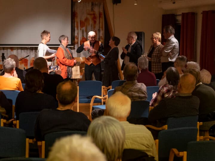 Föredragshållarna tackas. Från vänster: Ida Jansson, Naturskyddsföreninges ordförande, ...