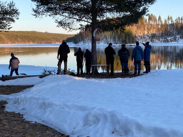 Vattnet låg stilla under kvällen.