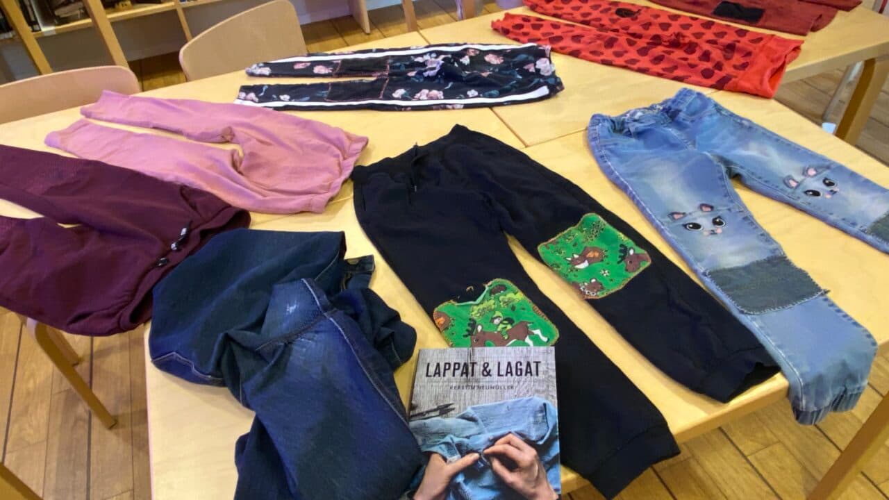 Boken ”Lappat och Lagat” av Kerstin Heumüller finns på biblioteket och ger tips.