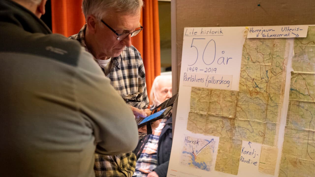 Lars-Ture Lindholm med den första kartan som han gjorde med utbredningen av skyddsvärd skog för det ...