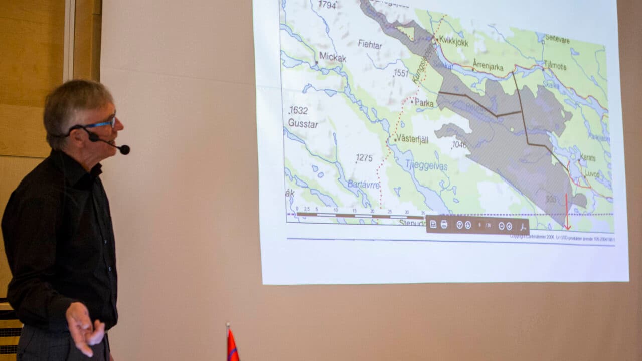 Lars Ture visar hur Domänverket planerade att dra miltals med vägar in i det urskogsområde som SNF i ...