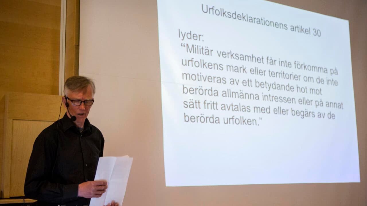 Lars Ture visar vad FN:s urfolksdeklaration säger om att bedriva militärövningar på urfolkets ...