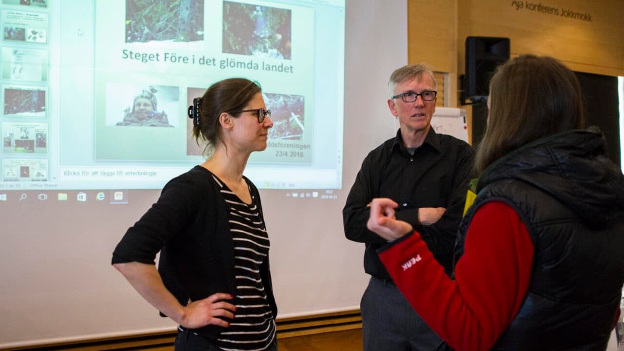 Johanna Sandahl, Lars Ture Lindholm och Isabella Katsimenis i samtal just innan Mats Karströms ...