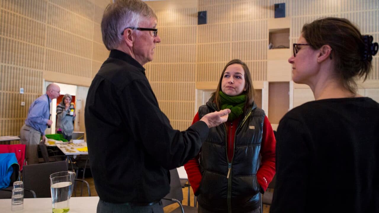 Lars Ture Lindholm, Isabella Katsimenis och Johanna Sandahl samtalar.