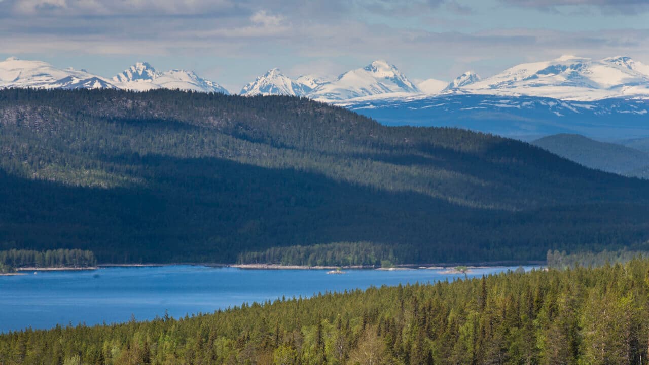 Utsikt över Gállok och Lilla Lule älv från berget Átjek. Sarekfjällen och Laponia i bakgrunden.